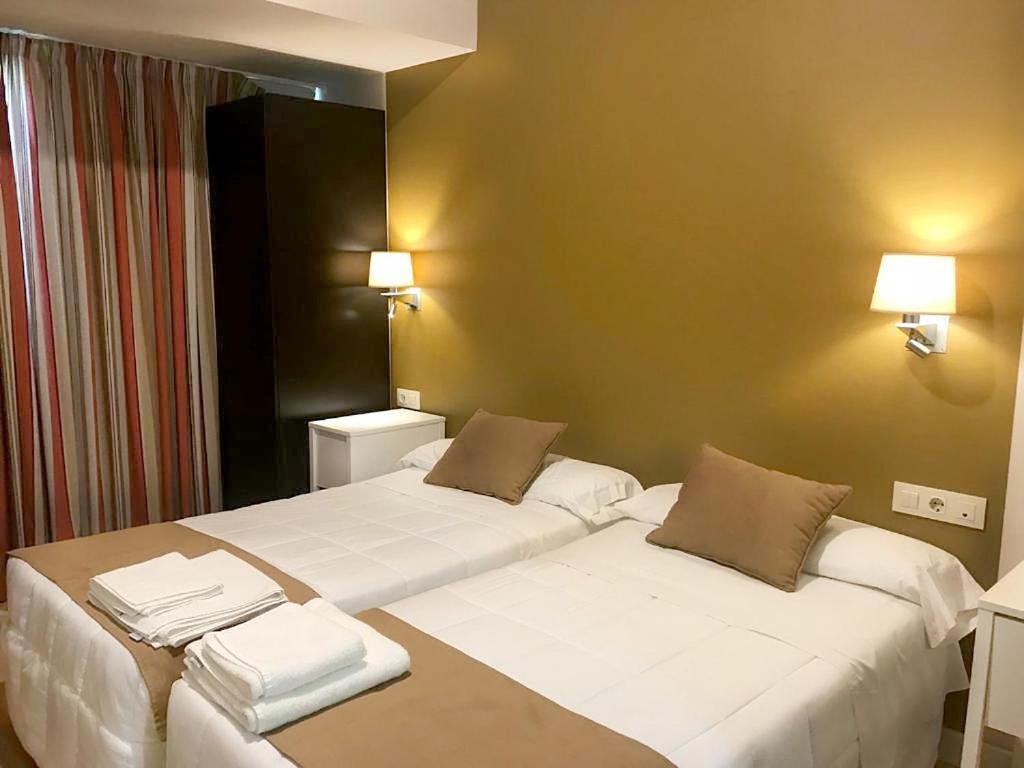 Hotel Moya Navalmoral De La Mata Kültér fotó
